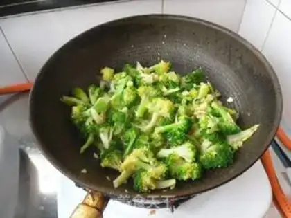 Make Garlic broccoli step 6