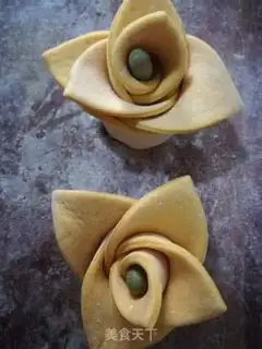 Make Triangular roses step 11