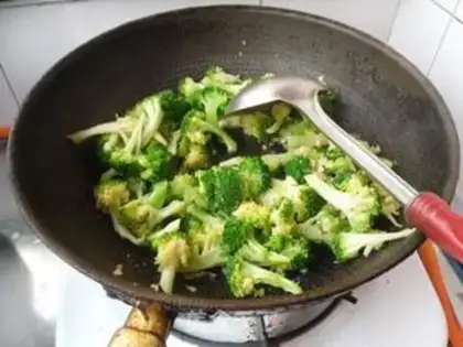 Make Garlic broccoli step 7