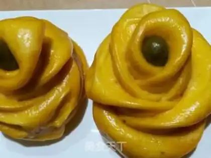 Make Triangular roses step 12