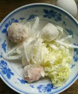 Make Skinny egg and cabbage soup step 0