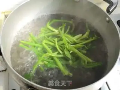 Make Scrambled eggs step 1