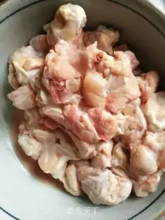 Make Onions, chicken legs step 0
