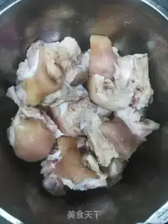 Make Peanut stew pig hoof step 1
