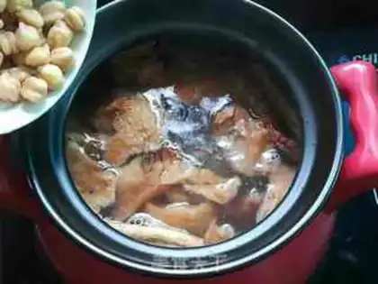 Make Monkey mushrooms, hawk bean ribs soup step 6