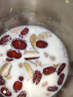 Make Peanut date milk step 1