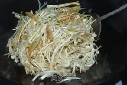 Make Golden fungus fried eggs step 3
