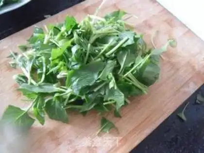 Make Salad with spinach step 1