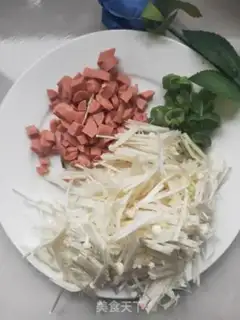 Make Tomato gill and ham egg soup step 1