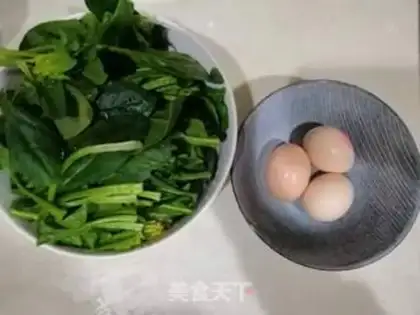 Make Spinach fried eggs step 0