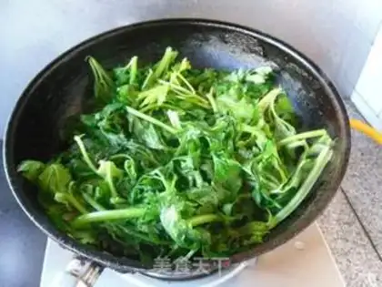 Make Shrimp, celery leaves step 2