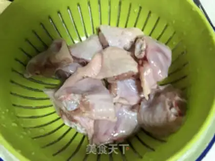 Make Curry potatoes, chicken wings step 1