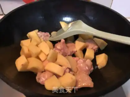 Make Curry potatoes, chicken wings step 4
