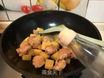 Make Curry potatoes, chicken wings step 5