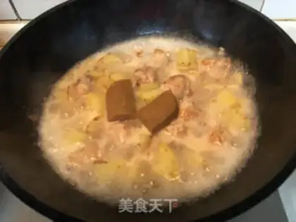 Make Curry potatoes, chicken wings step 6