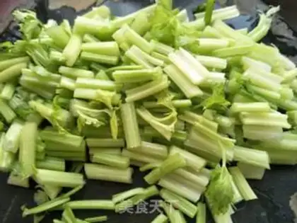 Make Eight with celery step 2
