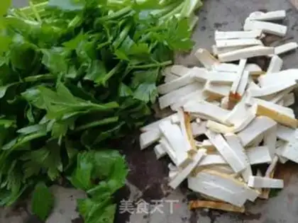 Make Celery fried dry step 1
