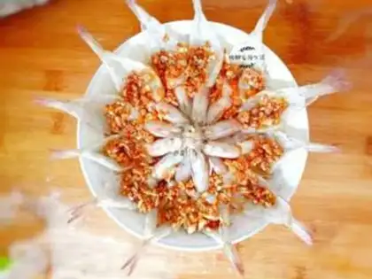 Make A garlic fan with a shrimp back step 5