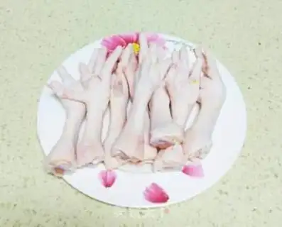 Make Salt chicken claws step 1