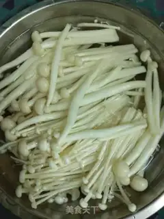 Make Molybdenum mushroom shrimp soup step 1