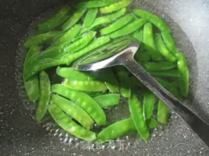 Make Scrawny shrimp fried Dutch beans step 3