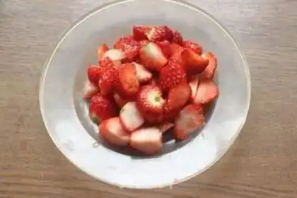 Make Strawberry juice step 1
