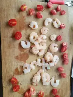 Make Tomato corn shrimp pizza step 1