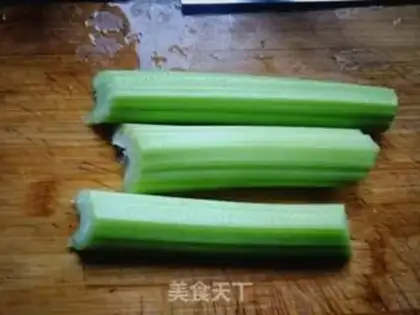 Make Celery fried wood step 1