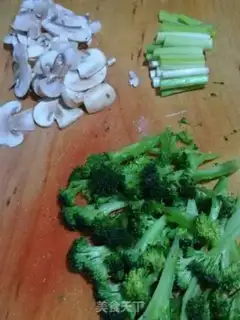 Make Garlic mushroom broccoli step 1