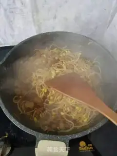Make Soybeans sprouts and pork noodles step 5