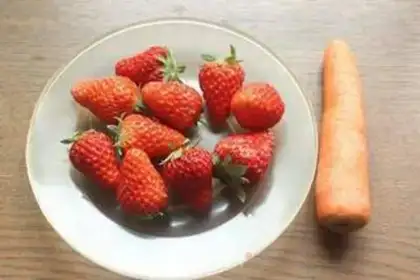 Make Strawberry carrot juice step 0