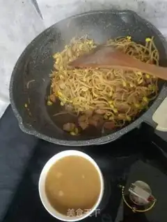 Make Soybeans sprouts and pork noodles step 6