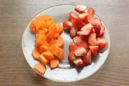 Make Strawberry carrot juice step 1