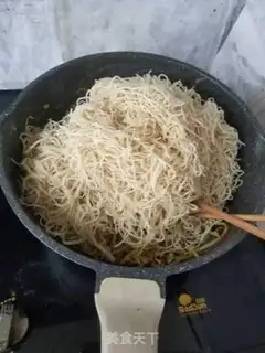 Make Soybeans sprouts and pork noodles step 7