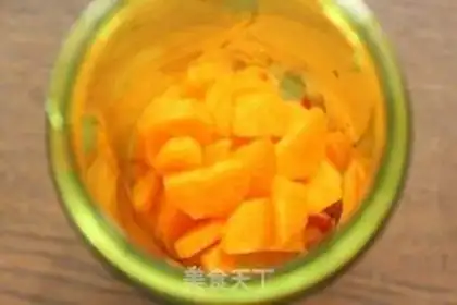 Make Strawberry carrot juice step 3