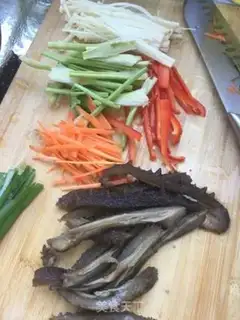 Make Bacon sea cucumber noodles step 1