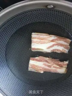 Make Bacon sea cucumber noodles step 2