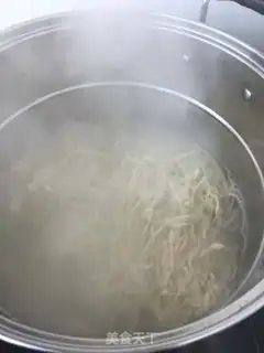 Make Bacon sea cucumber noodles step 6