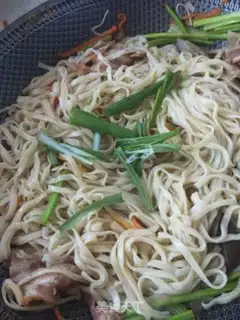 Make Bacon sea cucumber noodles step 16