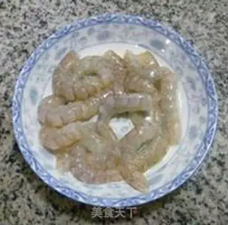 Make Fried egg shrimp spinach soup step 1