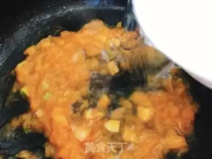 Make Tomatoes, eggnut soup step 3