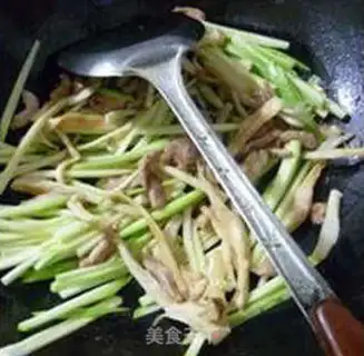 Make Pumpkin-skinned noodles step 9