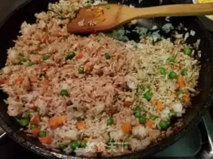 Make Soy sauce, egg fried rice step 3