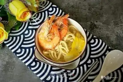 Make Fresh soup and shrimp noodles step 18