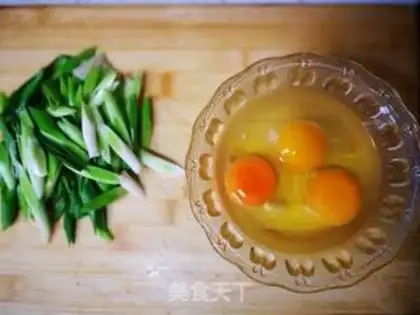 Make Garlic fried eggs step 1