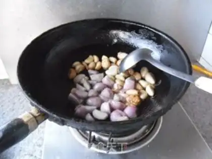 Make Onions of garlic burning squid step 5