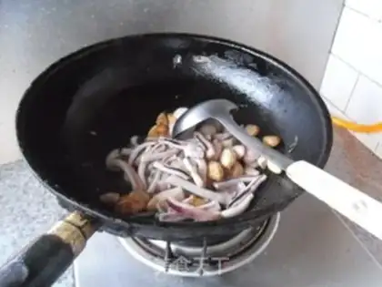 Make Onions of garlic burning squid step 6