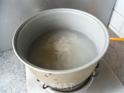 Make Eggflowers for noodles step 1