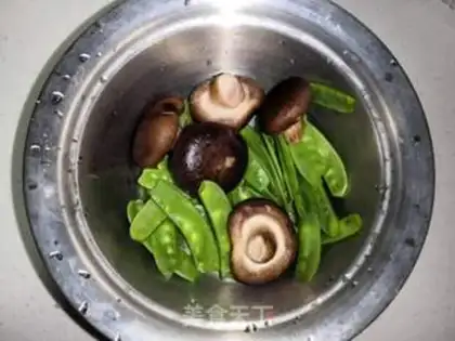 Make Meatloaf, mushrooms, Dutch beans step 3