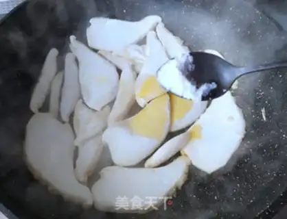 Make Fried black peppers and mushrooms step 3